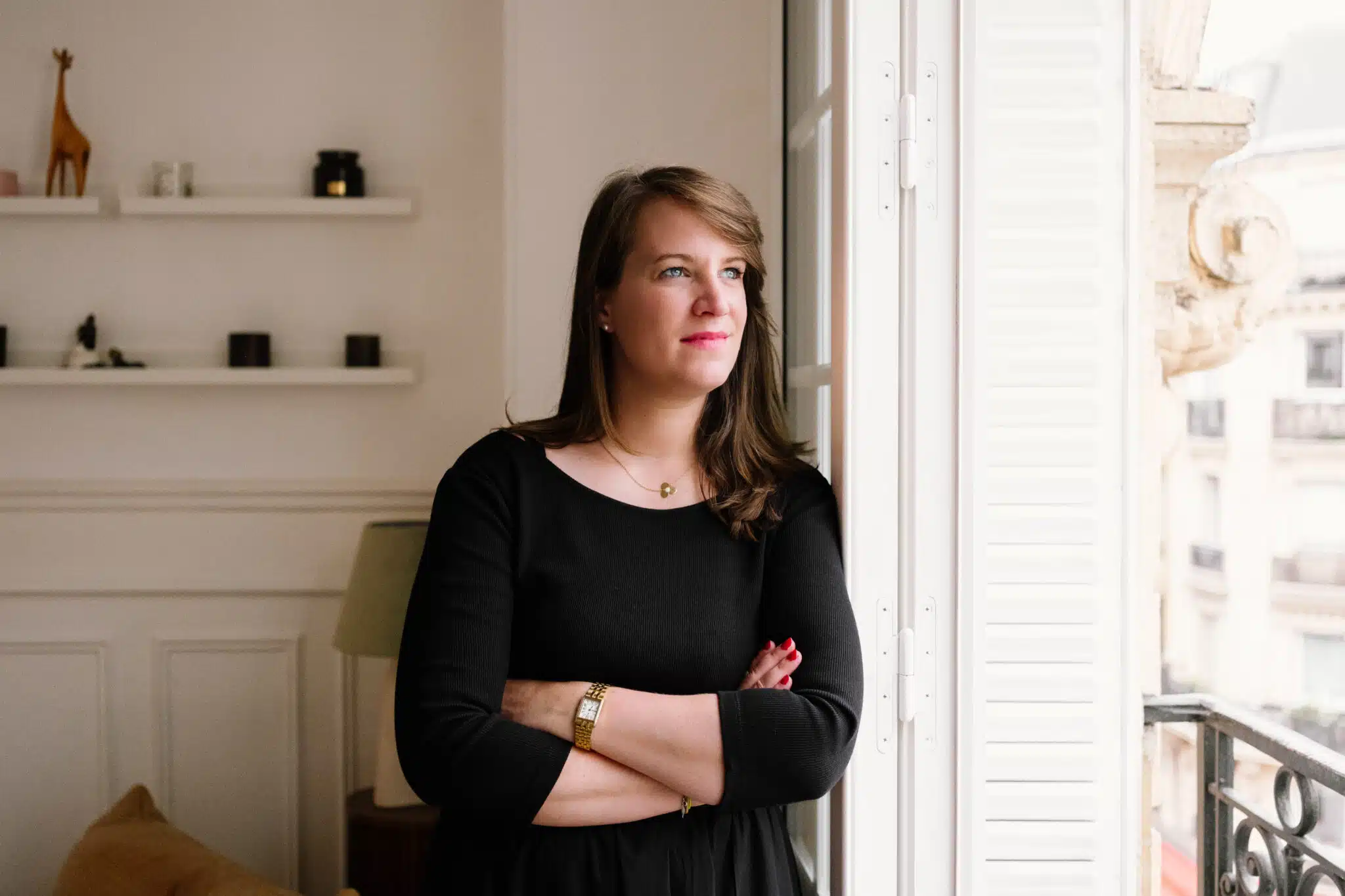 Femme entrepreneuse en séance portrait branding stratégique à Paris avec Anne Bied