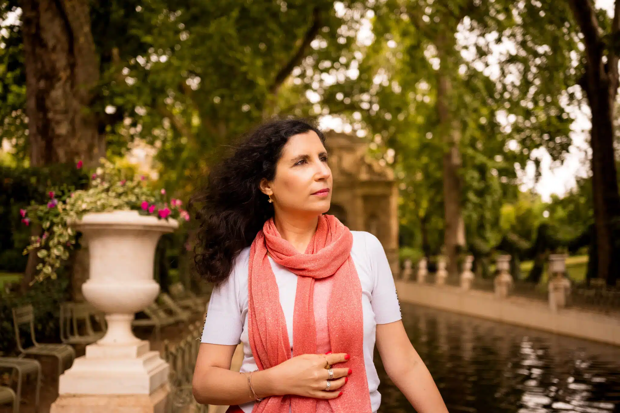 Femme entrepreneuse en séance portrait branding stratégique à Toulouse avec Anne Bied