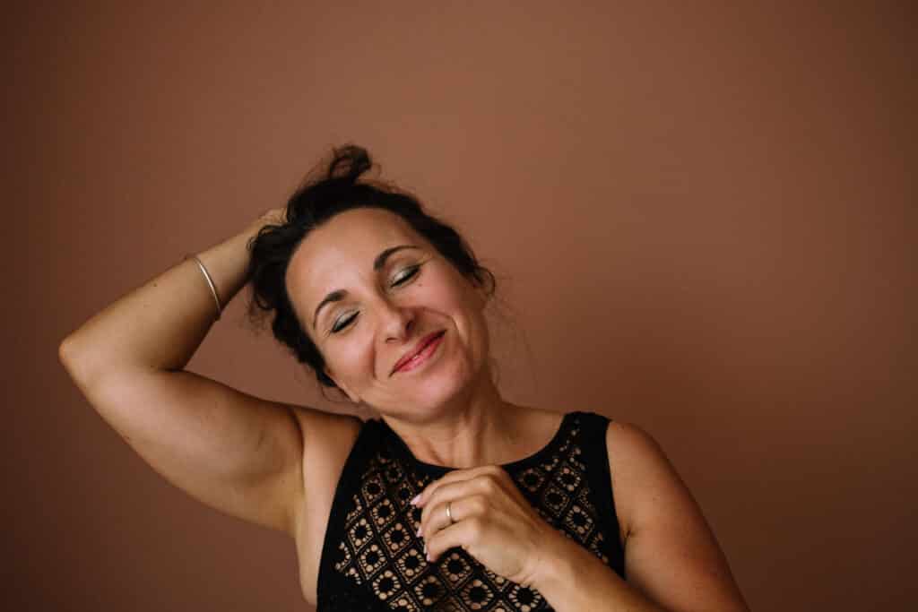 shooting boudoir Toulouse femme en lumière naturelle