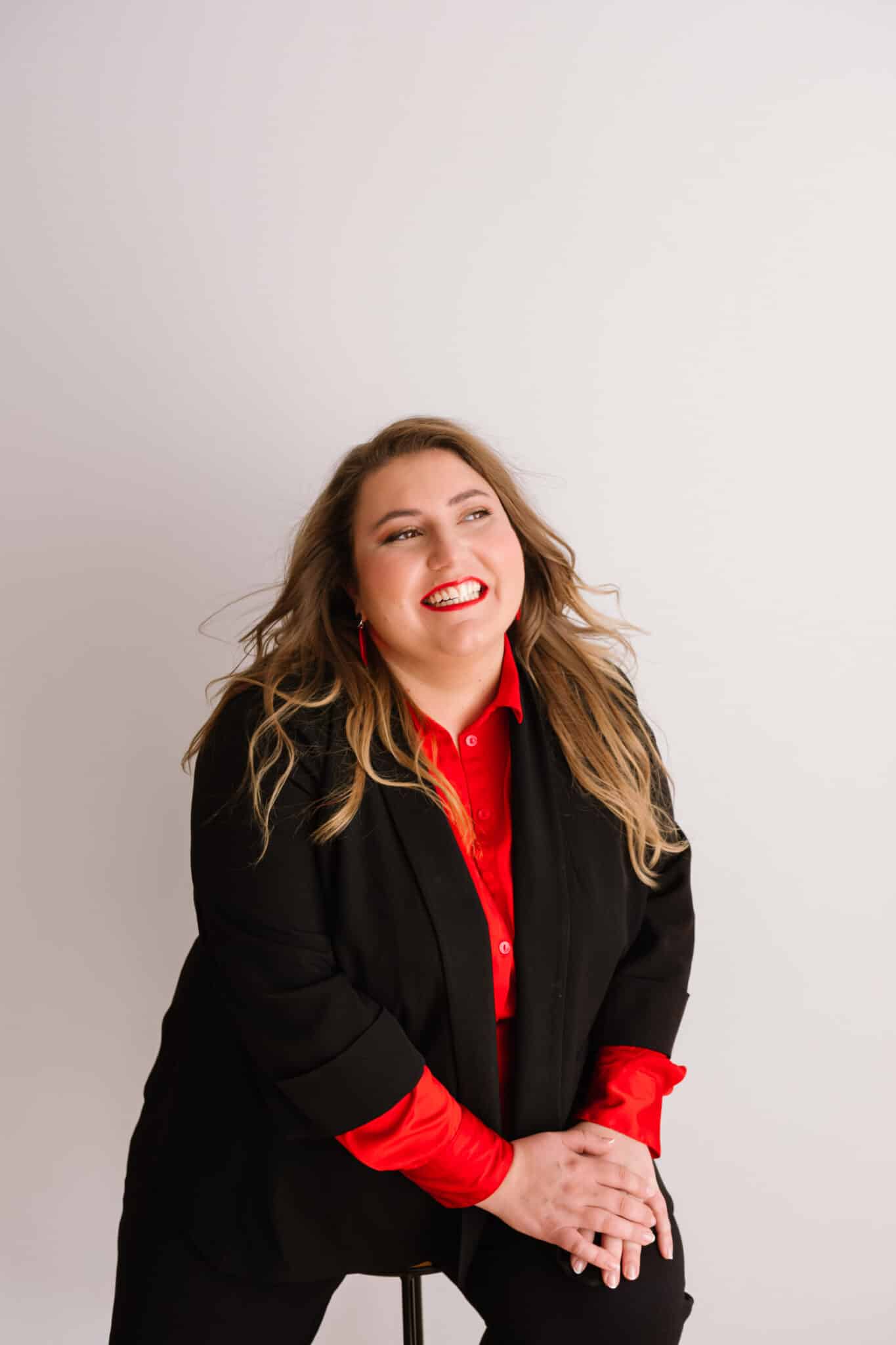 Portrait branding femme à Toulouse en studio, posture leadership