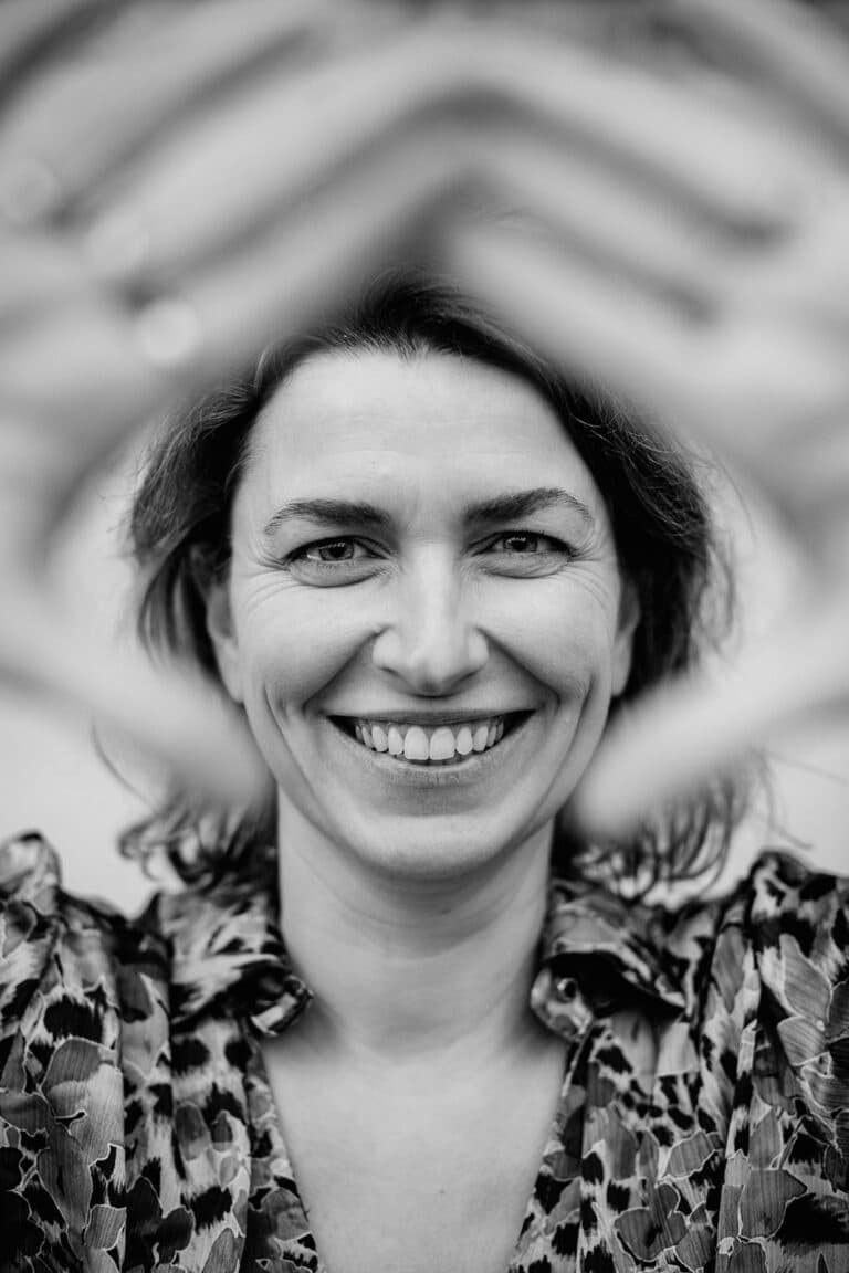 Féminisme d'élévation - femme qui se voit avec justesse et reprend sa place
